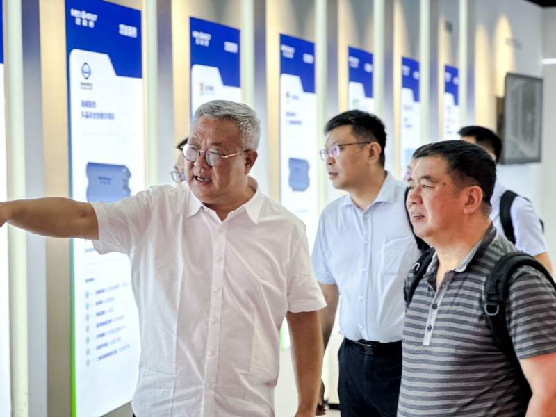 普泛能源董事长栾立刚陪同中国天辰林彬彬总工程师一行参观公司